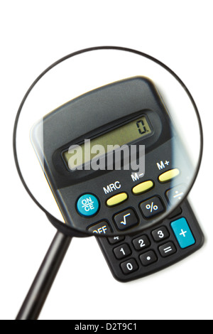 Rechner über Lupe auf weißem Hintergrund angezeigt Stockfoto