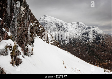 Überwintern Sie auf Beinn A Chrulaiste in den Scottish Mountains oberhalb von Glen Coe - mit Buachaille Etive Mor in der Ferne Stockfoto