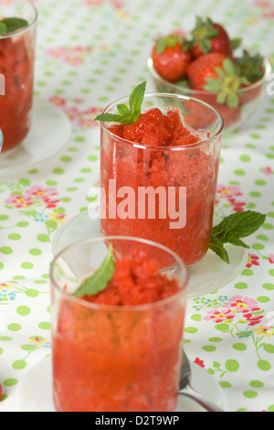 Erdbeer-Granita mit Minze im Glas Stockfoto