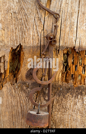 Antike Waage rostigem Eisen mit Gewichten auf Vintage-Hintergrund Stockfoto