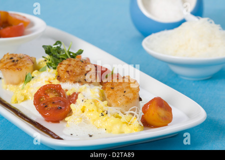 Safran-Risotto mit gegrillten Jakobsmuscheln und Cherry-Tomaten-sauce Stockfoto