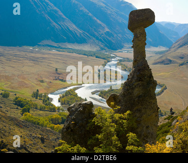 Naturphänomen und Natur Wunder Stein Pilze Felsen im Altai Berge und den Fluss Chulyshman, Russland Stockfoto