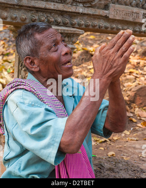 Khmer Mann in Kambodscha betteln im Tempel oder beten Stockfoto
