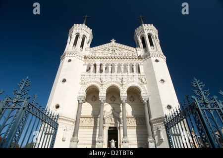 EINGANG TORE BASILIKA VON NOTRE-DAME DE FOURVIÈRE ALTSTADT LYON RHONE ALPEN FRANKREICH Stockfoto