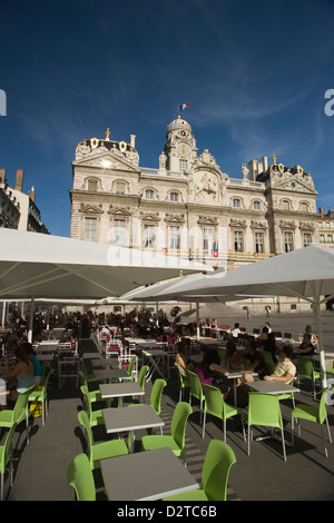 OUTDOOR-BÜRGERSTEIG CAFÉS RATHAUS PLATZ DES TERRAUX LYON RHONE ALPES FRANKREICH Stockfoto