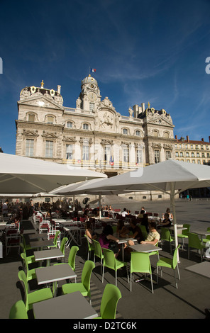 OUTDOOR-BÜRGERSTEIG CAFÉS RATHAUS PLATZ DES TERRAUX LYON RHONE ALPES FRANKREICH Stockfoto