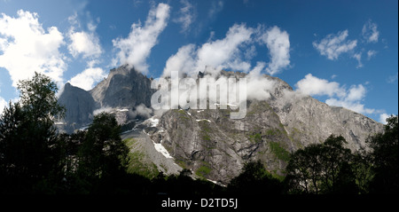 Panoramablick von der Troll Wand und Trolltindane im Tal Romsdalen, Møre Og Romsdal, Norwegen. Stockfoto