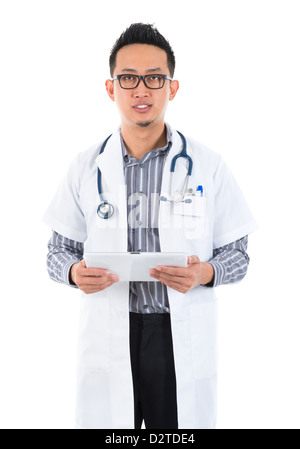 Südostasiatische Doktor der Medizin. Schweren männlichen Arzt hält ein Tablet Computer steht auf weißem Hintergrund. Stockfoto