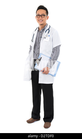 Südostasiatische Doktor der Medizin. Ganzkörper männlichen Arzt hält ein Clipbaord steht auf weißem Hintergrund. Stockfoto