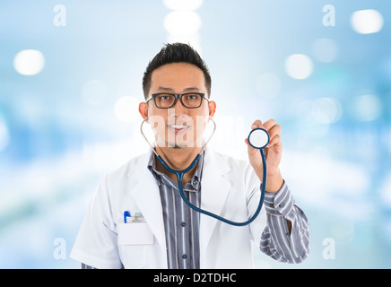 Südostasiatischen Medizin Arzt mit Stethoskop in der hand, stehen im Krankenhaus Stockfoto