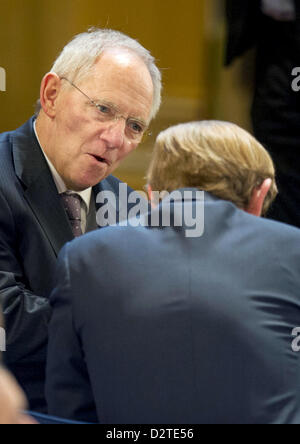 Bundesminister der Finanzen Wolfgang Schaeuble (CDU, L) spricht, ehemaliger Präsident der Weltbank, Robert Zoellick, im Hotel Bayerischer Hof am ersten Tag des 49. Münchner Konferenz für Sicherheitspolitik in München, 1. Februar 2013. Die Konferenz findet vom 01. bis 3. Februar 2013 und wird von rund 400 Besucher aus 90 Ländern besucht werden. Foto: Marc Müller Stockfoto