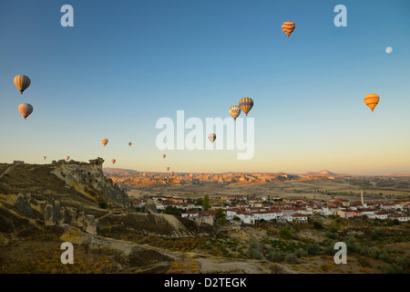 Heißluft-Ballon-Blick auf Cavusin mit verlassenen Höhle Hauskirche und Göreme Nationalpark Kappadokien Türkei Stockfoto
