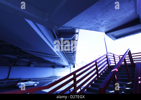 Weitwinkeleinstellung Treppen zur Brücke in blauer Farbe getönt Stockfoto