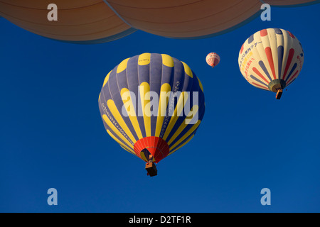Blick auf overhead Heißluftballons und Flammen aus Propan Heizung in Kappadokien Türkei Stockfoto