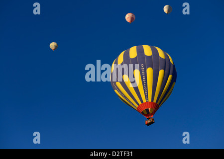 Heiße Luftballons und Flamme aus Propan Heizung in Kappadokien Göreme Nationalpark Nevsehir Türkei Stockfoto