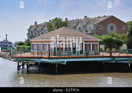 Apartment-Komplex in Edgewater, New Jersey am Hudson River in New York City, USA Stockfoto