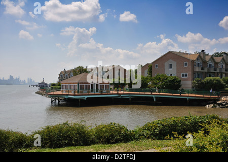 Apartment-Komplex in Edgewater, New Jersey, am Hudson River mit Blick auf Manhattan in New York City, USA Stockfoto