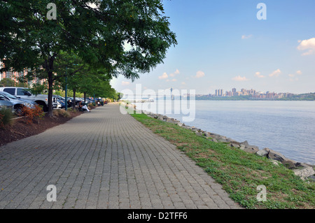 Blick auf Manhattan in New York City, USA - über den Hudson River aus New Jersey zu sehen Stockfoto