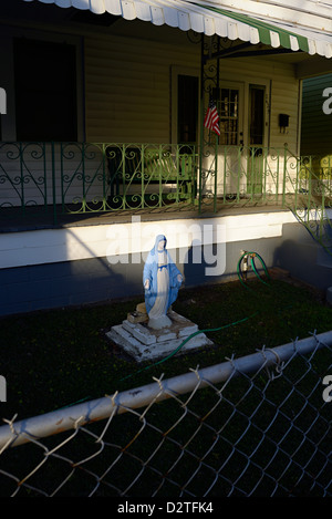 Statue der Maria, der Mutter von Gott New Orleans garden Stockfoto