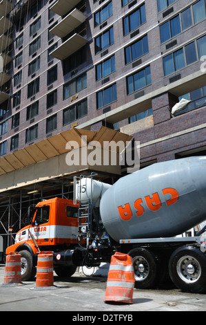 Betonmischer-LKW zur Baustelle, New York, USA Stockfoto