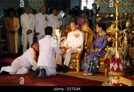 Thailands Monarch Bhumibol Adulyadej und Königin Sirikit Vorsitz eine Zeremonie organisiert, um den Tag der Krönung Bangkoks Grand Palace am 5. Mai 2010 zu markieren. Stockfoto