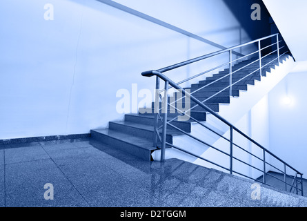 Nach oben oder unten? -Weitwinkeleinstellung Treppen getönten Ib blaue Farbe Stockfoto