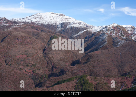 LUFTAUFNAHME. Die Dôme Meter hohe 2137 de Barrot dominiert eine Landschaft aus rotbraunem Pelitgestein. Auvare, das Hinterland der französischen Riviera, Frankreich. Stockfoto