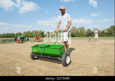 Männer Boden Rechen, einen Garten zu Pflanzen Stockfoto