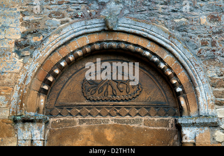 Nordtür Tympanon, St.-Petri Kirche, Dumbleton, Gloucestershire, UK Stockfoto