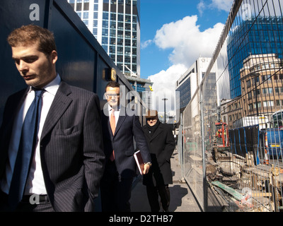 Geschäftsleute gehen Gasse in der Stadt, London Stockfoto