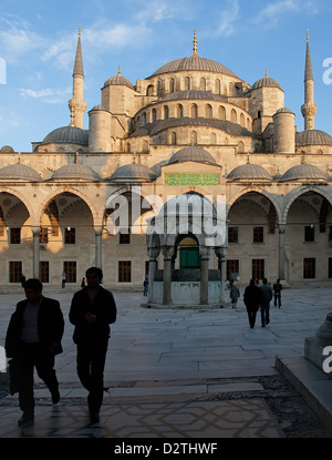 Istanbul, Türkei, den Hof von der Sultan-Ahmet-Moschee und die blaue Moschee Stockfoto