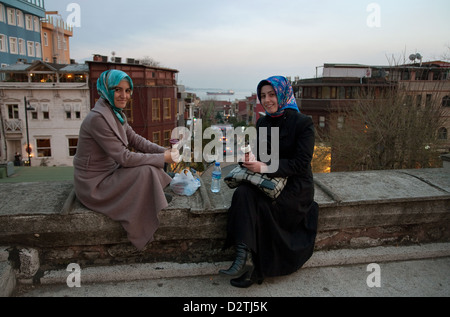 Istanbul, Türkei, zwei junge Frauen, die ein Eis essen Stockfoto