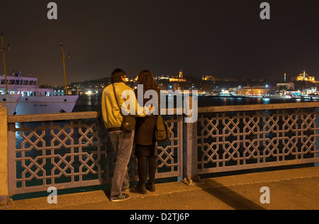 Istanbul, Türkei, Liebespaar auf der Galata-Brücke in der Nacht Stockfoto