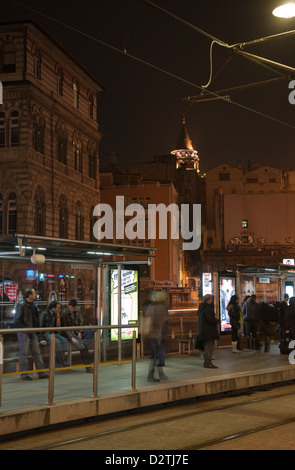 Istanbul, Türkei, Straßenbahn-Haltestelle Karaköy, der Galata-Turm im Hintergrund Stockfoto