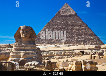 Die Pyramide des Chephren, auch bekannt als Chephren und die Sphinx in der Nekropole auf dem Plateau von Gizeh nahe Kairo, Ägypten Stockfoto