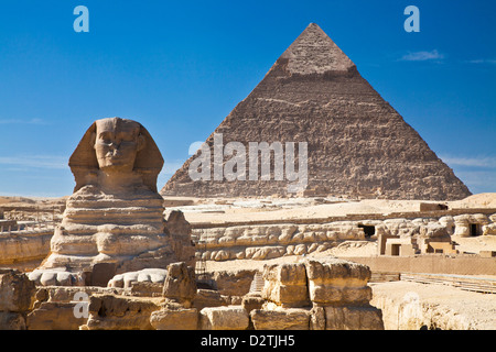 Die Pyramide des Chephren, auch bekannt als Chephren und die Sphinx in der Nekropole auf dem Plateau von Gizeh nahe Kairo, Ägypten Stockfoto