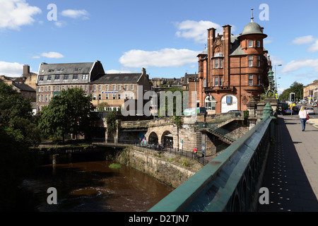 Blick von Kelvinbridge / Great Western Bridge auf der Great Western Road auf den Fußweg am Fluss Kelvin, West End von Glasgow, Schottland, Großbritannien Stockfoto