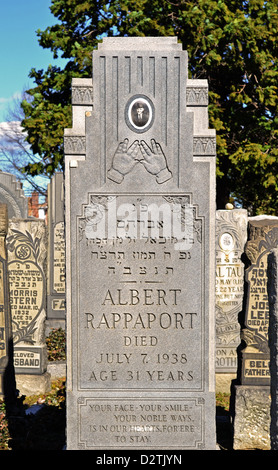 Grabstein mit Foto auf dem neuen Montefiore-Friedhof in Cambria Heights, Queens, New York City Stockfoto