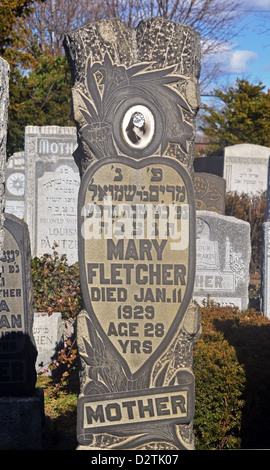 Grabstein mit Foto auf dem neuen Montefiore-Friedhof in Cambria Heights, Queens, New York City Stockfoto