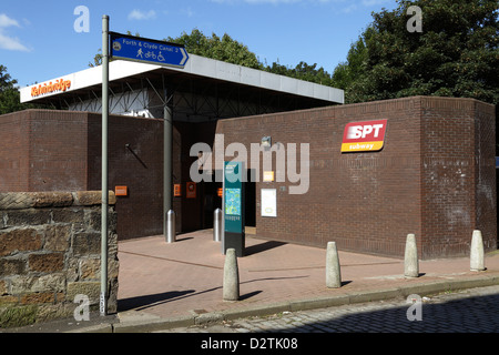 Eingang zum Kelvinbridge u-Bahnstation vom Süden Woodside Road im West End von Glasgow, Scotland, UK Stockfoto