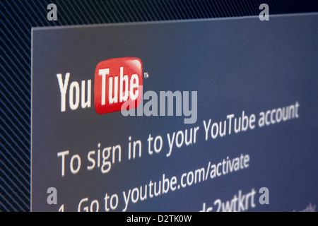 YouTube-app-Symbol auf einem Fernsehbildschirm. YouTube ist die weltweit am meisten anerkannten video-sharing-Site, im Jahr 2005 gegründet. Stockfoto