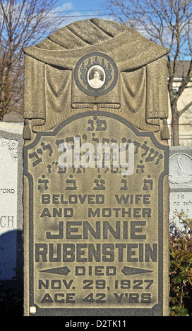 Grabstein mit Foto auf dem neuen Montefiore-Friedhof in Cambria Heights, Queens, New York City Stockfoto