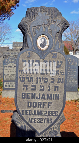 Grabstein mit Foto auf dem neuen Montefiore-Friedhof in Cambria Heights, Queens, New York City Stockfoto