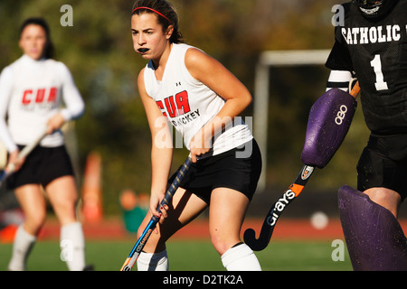 Katholische Universität Spieler Aufwärmen, bevor der Landmark Konferenz Feldhockey-Meisterschaft gegen Juniata College. Stockfoto