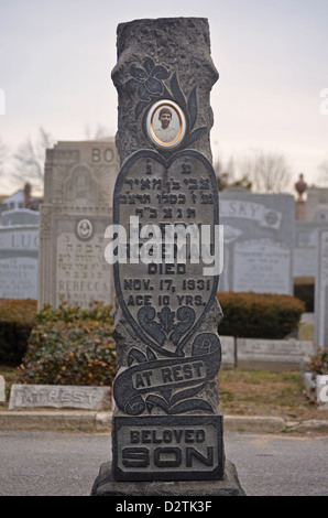 Grabstein mit Foto auf dem neuen Montefiore-Friedhof in Cambria Heights, Queens, New York City Stockfoto