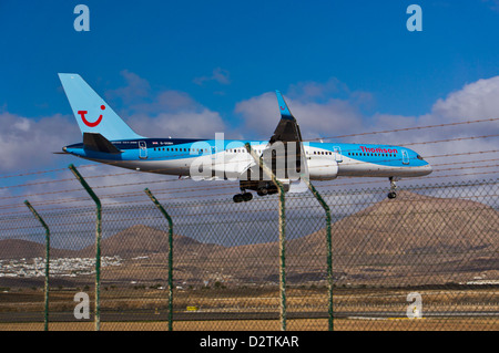 Thomson Boeing 757-200 G-OOBH hereinkommen auf Arricife Flughafen Lanzarote Kanarische Insel landen. Stockfoto