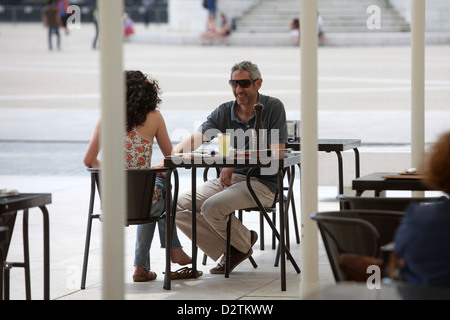 Zu zweit am Praça Comércio Platz, Lissabon, Portugal. Stockfoto