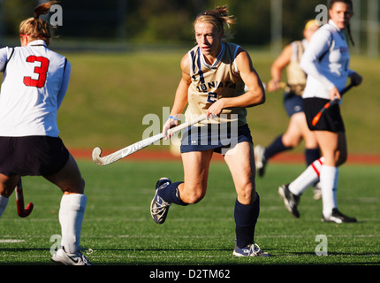 Eine Juniata College-Spieler (2) in Aktion während der Landmark Konferenz Feldhockey-Meisterschaft gegen katholische Universität. Stockfoto