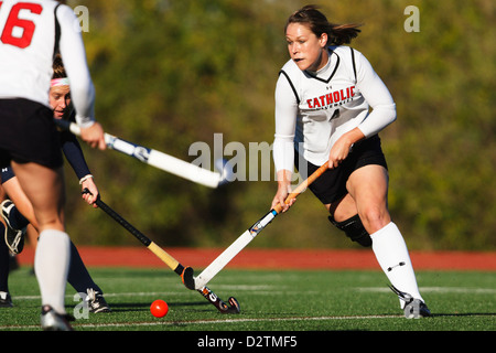 Ein katholische Universität Spieler steuert den Ball während der Landmark Konferenz Feldhockey-Meisterschaft gegen Juniata College. Stockfoto