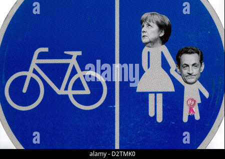 Ein Schild für Fahrräder und Fußgänger Depicits die Gesichter der Bundeskanzlerin Angela Merkel und der ehemalige französische Präsident Nicolas Sarkozy in der Nähe des Hauptbahnhofs in Berlin, Deutschland. 1. Februar 2013. Foto: Marc Tirl/Alamy live-Nachrichten. Stockfoto